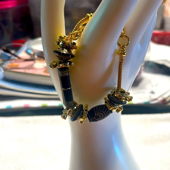 Elegant Gold and Black Bracelet - Picture 2 of 3